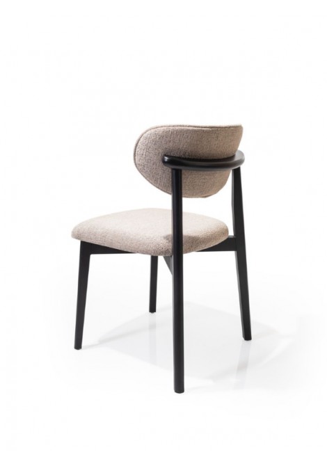  Μοντέρνα καρέκλα KR155 με μασίφ σκελετό και αλέκιαστο αδιάβροχο λευκό ύφασμα.