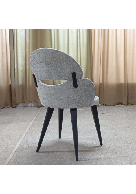 Πίσω όψη γκρι καρέκλας τραπεζαρίας υφασμάτινης με μαύρο ξύλινο σκελετό