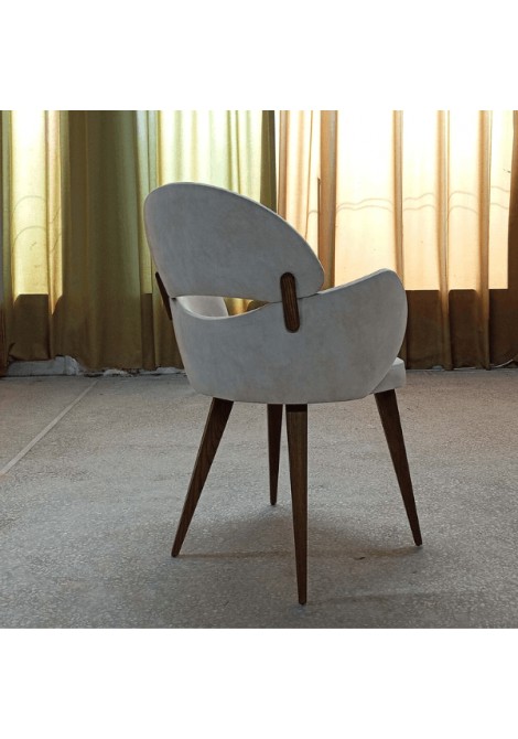 Καρέκλα τραπεζαρίας υφασμάτινη γκρι του πάγου με ξύλινο σκελετό πίσω όψη