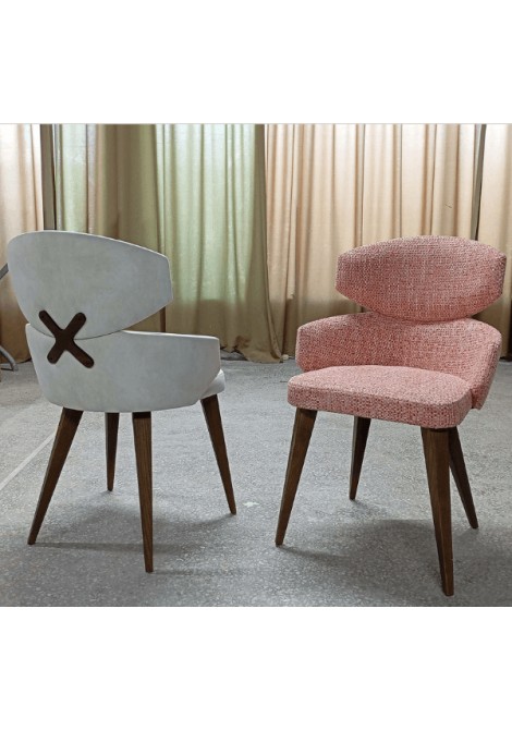 Καρέκλα τραπεζαρίας υφασμάτινη γκρι και κόκκινη με ξύλινο σκελετό και χιαστί λεπτομέρεια στη πίσω όψη