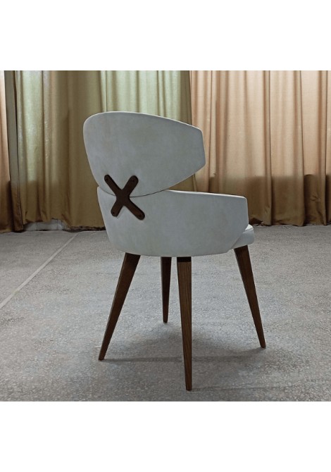 Καρέκλα τραπεζαρίας υφασμάτινη γκρι με ξύλινο σκελετό και χιαστί λεπτομέρεια στη πίσω όψη