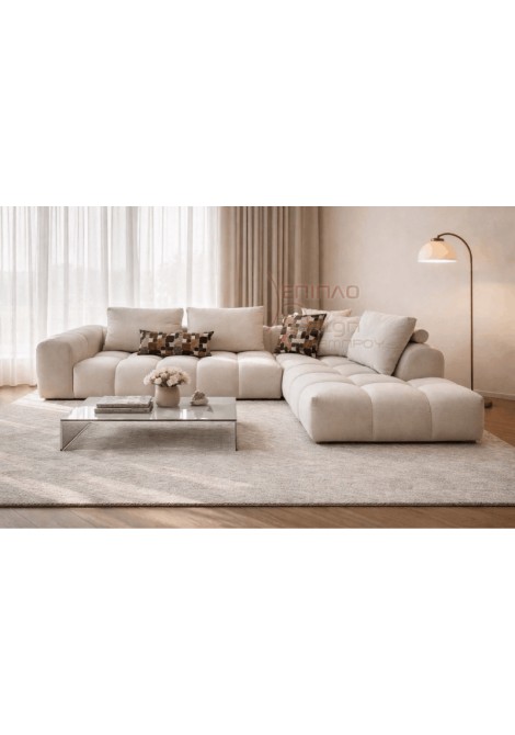 Σαλόνι με λευκό καναπέ Γωνιακό με κάθισμα Bubble σε λευκό χαλί με τραπεζάκι σαλονιού και φωτιστικό στο πίσω μέρος
