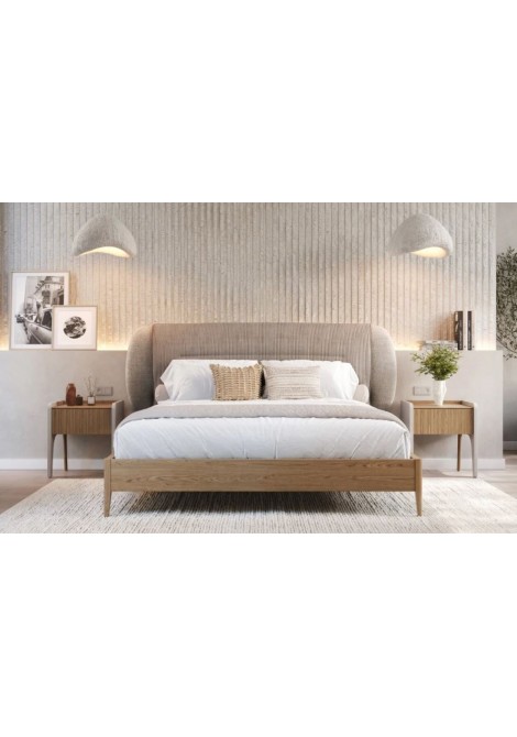   Κρεβάτι από ξύλο δρυς, και υφασμάτινο κεφαλάρι, σε χρώμα και ύφασμα της επιλογής σας.