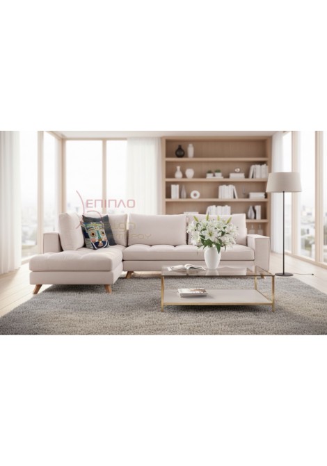 Σαλόνι με γωνιακό καναπέ με αδιάβροχο αλέκιαστο ύφασμα σε καρέ σχέδιο με ξύλινα πόδια και αποσπώμενο ύφασμα ανοιχτού μπεζ χρώματος, γυάλινο τραπεζάκι σαλονιού πάνω σε χαλί και βιβλιοθήκη ξύλινη στο βάθος