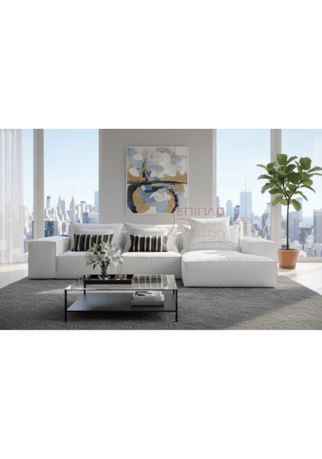 Λευκός μοντέρνος καναπές γωνιακός με αναπαυτικό κάθισμα με πούπουλο με διπλά μαξιλάρια που γυρνώντας τα προσφέρουν άνεση για την καλύτερη στήριξη του κεφαλιού σε σαλόνι με γκρι χαλί στο δάπεδο και τραπεζάκι μεταλλικό με γυάλινο καπάκι.